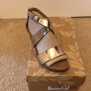 Sofft Vita Warm Gold wedge sandals